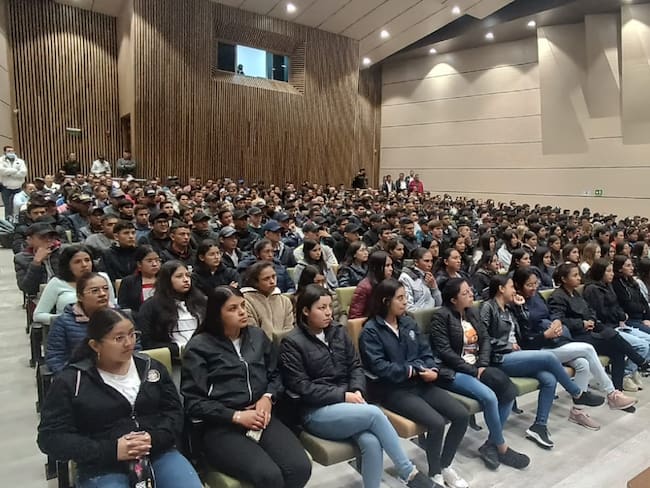 En el auditorio Boyaquirá de Tunja se realizó la ceremonia de incorporación de 256 jóvenes al Departamento de Policía de Boyacá / Foto: Caracol Radio.