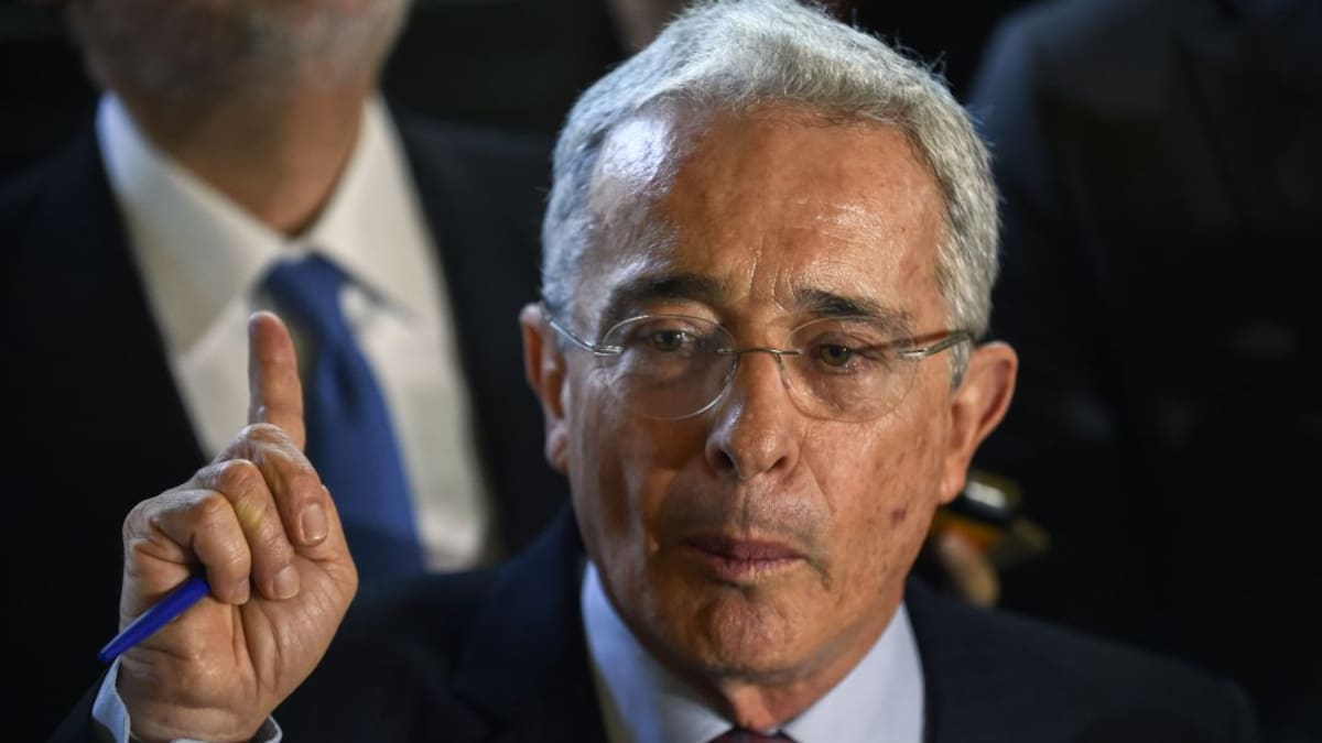 “Este viejo ya se cree periodista”, fuerte crítica a Uribe