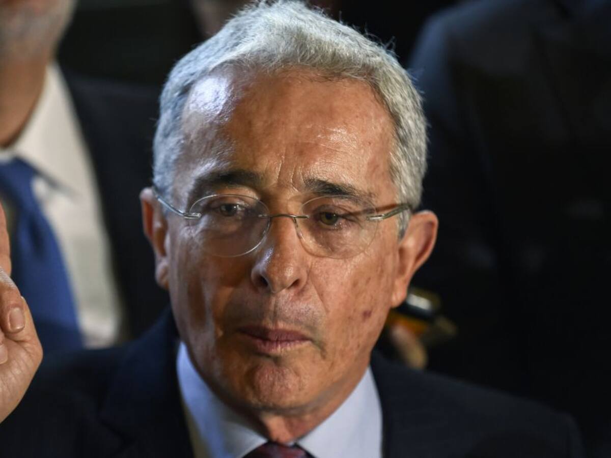 “Este viejo ya se cree periodista”, fuerte crítica a Uribe