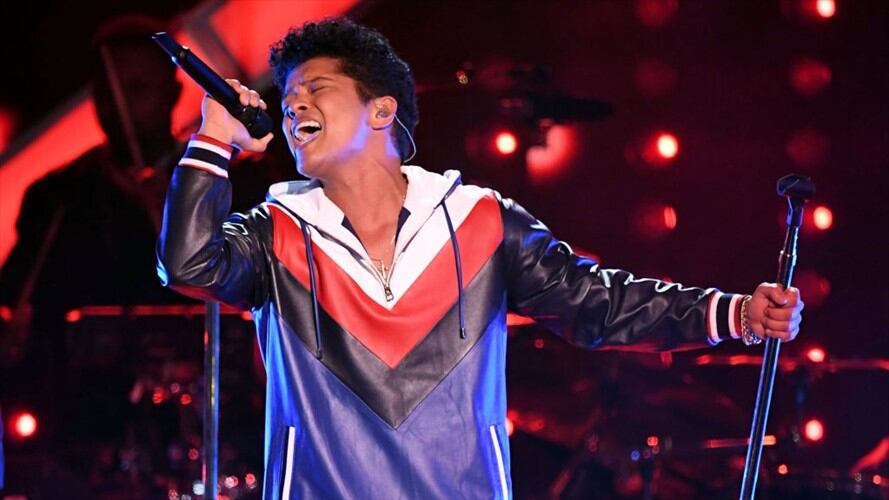 Bruno Mars canta en español para las víctimas del huracán en Puerto Rico. Foto: Getty Images