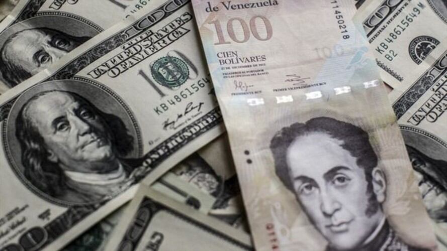 El billete de 100 bolívares tiene un cambio oficial de US$0,15, pero en el mercado negro del dólar solo alcanza US$0,02. Foto: BBC Mundo.