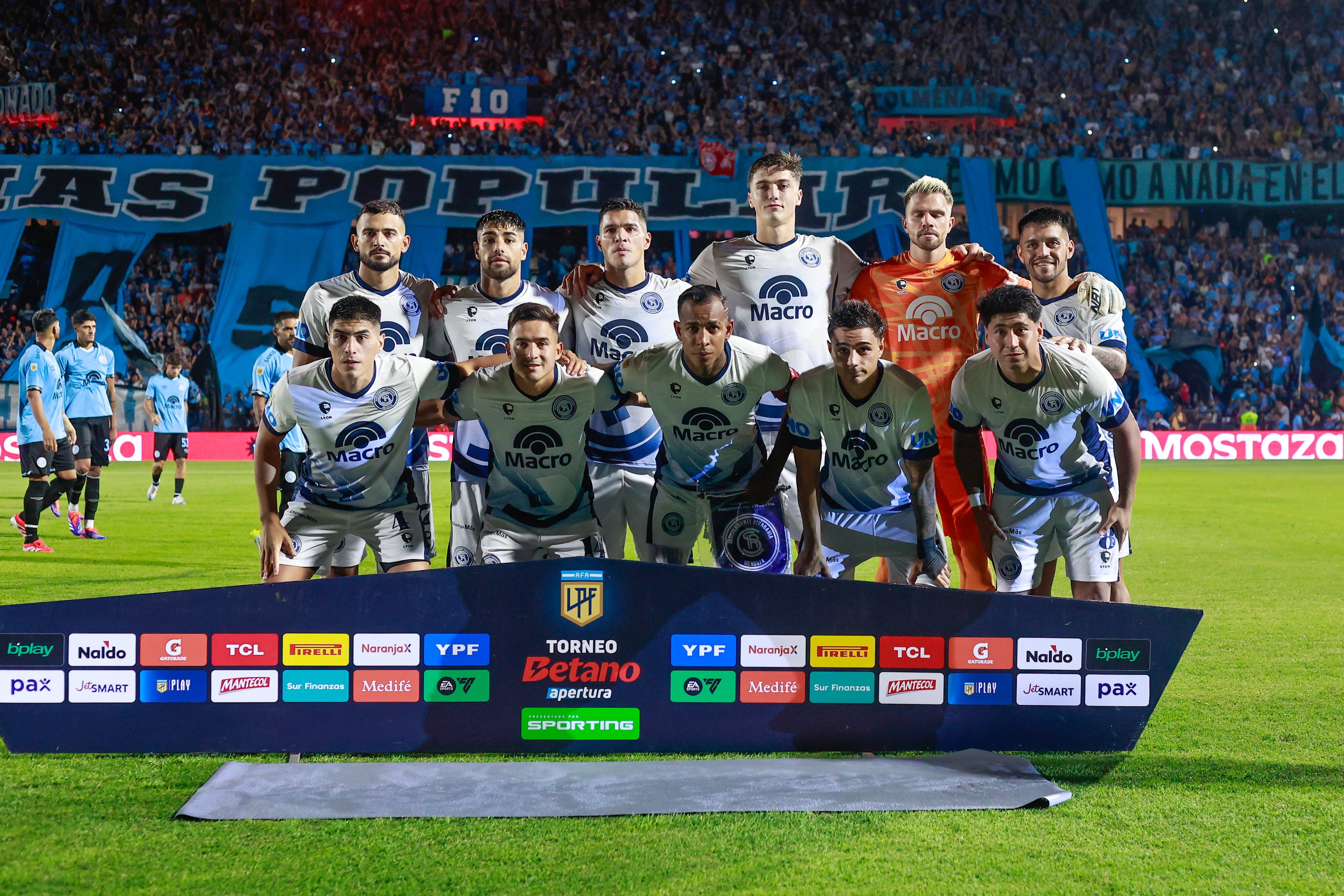 Sebastián Villa junto a sus compañeros de Independiente Rivadavia / Twitter: @CSIRoficial.