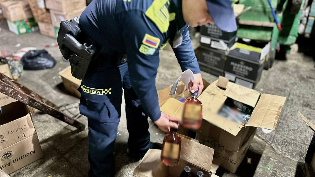La policía incautó más de 17 mil botellas que iban a ser usadas para envasar licor adulterado