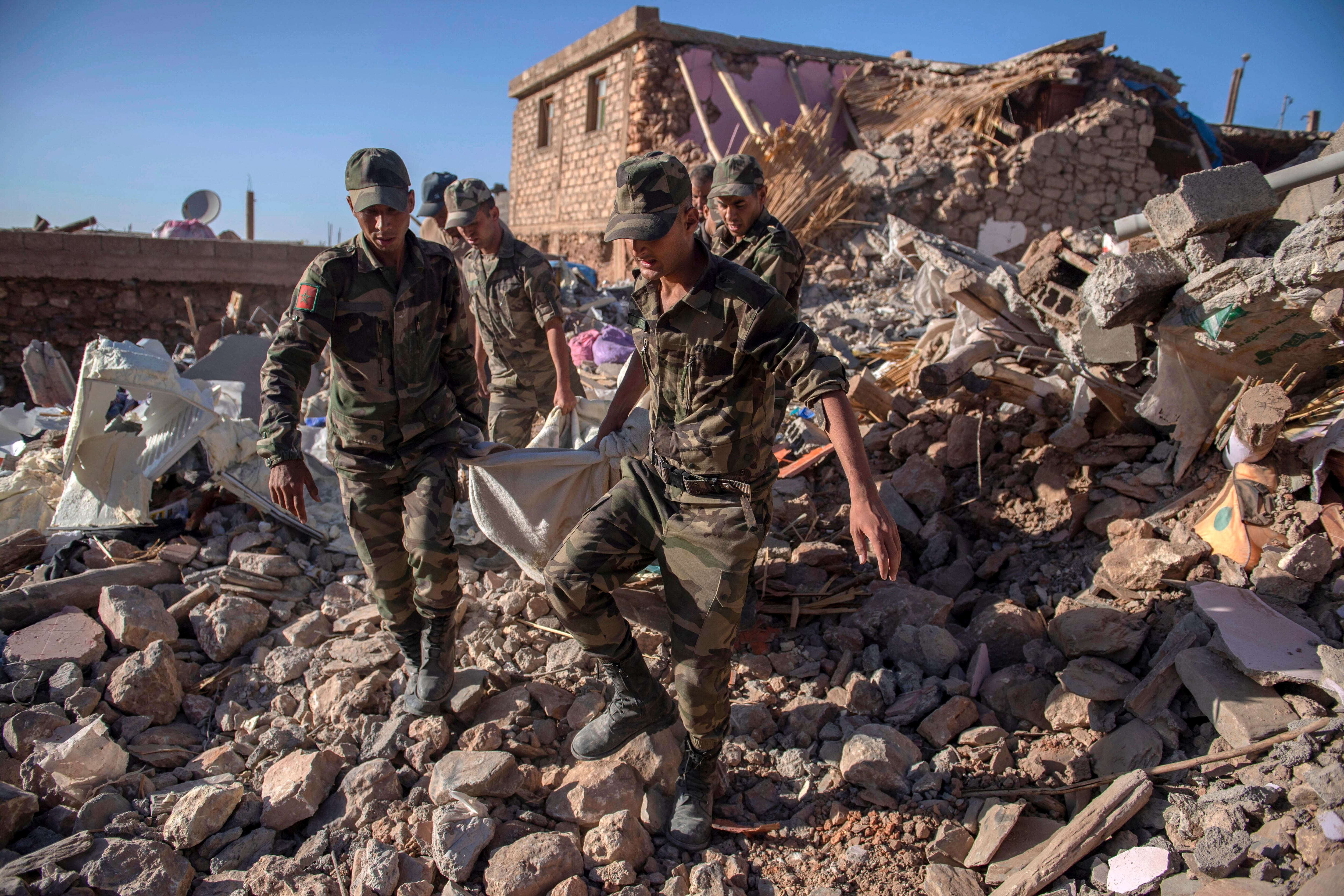 Amizmiz (Morocco), 09/09/2023.- The army recovers the corpses of earthquake victims, in Tafeghaghte, Morocco, 09 September 2023. A powerful earthquake that hit central Morocco late 08 September, killed 1,037 people and injured more than 1,200 others, the country's Interior Ministry announced on 09 September cited by public television. The earthquake, measuring magnitude 6.8 according to the USGS, damaged buildings from villages and towns in the Atlas Mountains to Marrakesh. (Terremoto/sismo, Marruecos) EFE/EPA/JALAL MORCHIDI