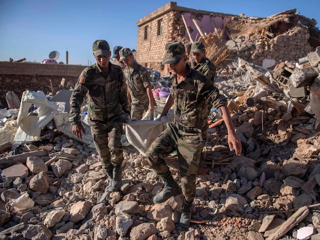 Amizmiz (Morocco), 09/09/2023.- The army recovers the corpses of earthquake victims, in Tafeghaghte, Morocco, 09 September 2023. A powerful earthquake that hit central Morocco late 08 September, killed 1,037 people and injured more than 1,200 others, the country's Interior Ministry announced on 09 September cited by public television. The earthquake, measuring magnitude 6.8 according to the USGS, damaged buildings from villages and towns in the Atlas Mountains to Marrakesh. (Terremoto/sismo, Marruecos) EFE/EPA/JALAL MORCHIDI