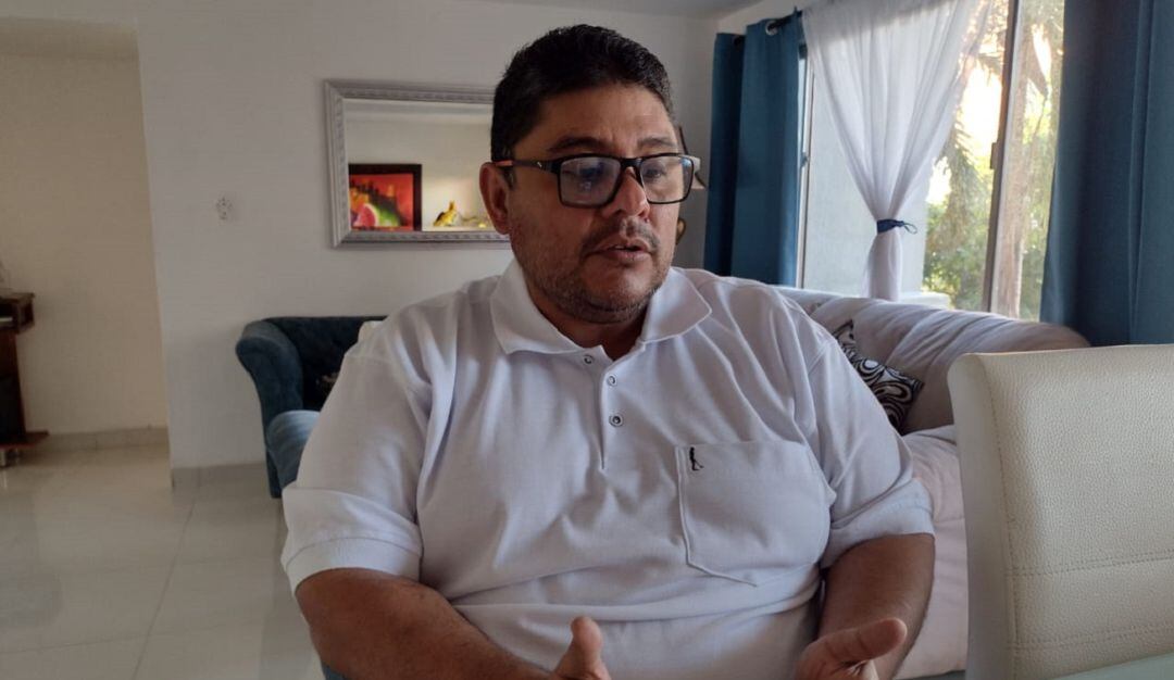 En uno de los casos, un hombre que se identificó como integrante del Clan del Golfo llamó cuando el comunicador estaba al aire en su noticiero