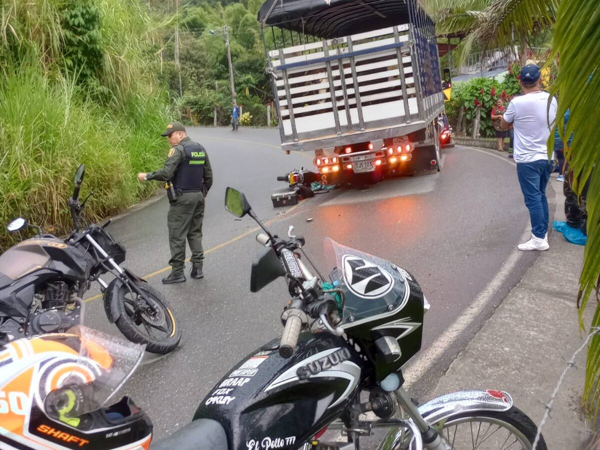 Motociclista muere en la vía Manizales - Neira tras chocar contra un camión.