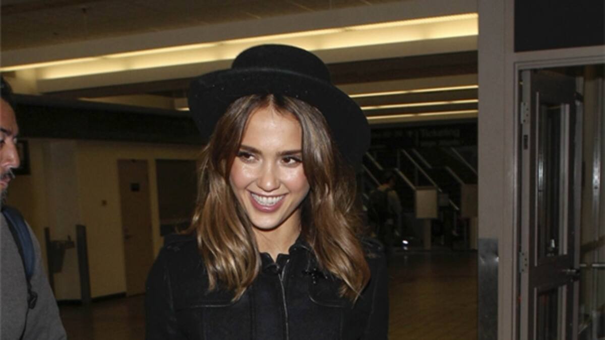 Jessica Alba recupera la tradición del sombrero