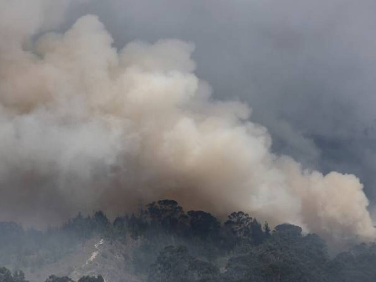 Trasladan 11 personas a hospitales por problemas respiratorios a causa del incendio