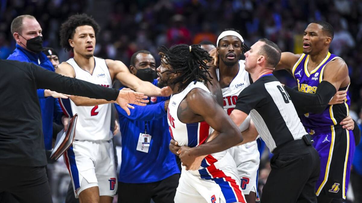 Video: El codazo de LeBron James que desató una trifulca en la NBA