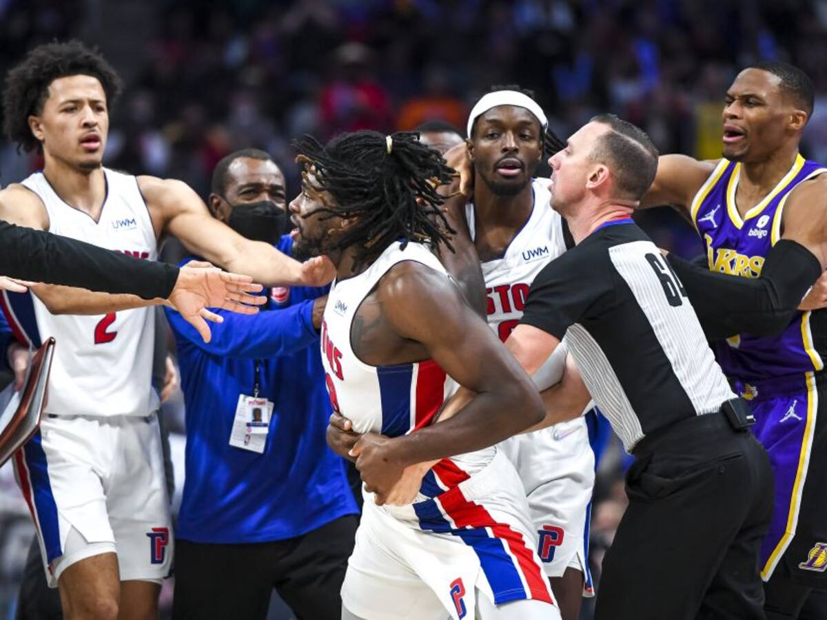 Video: El codazo de LeBron James que desató una trifulca en la NBA