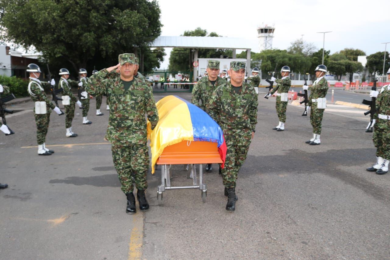 Ejército despidió en calle de honores a uniformado asesinado en Antioquia
