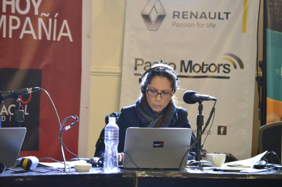 Darío Arizmendi, Darcy Quinn, Erika Fontalvo, Patricia Pardo, César Augusto Londoño y el humrista Don Jediondo, acompañados de la directora del Servicio Informativo de Caracol Radio en Pasto, Claudia Ortega, acompañan al pueblo nariñense.