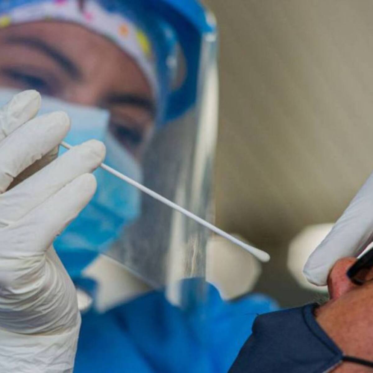 Autoridades de salud piden a las EPS agilizar toma de pruebas COVID