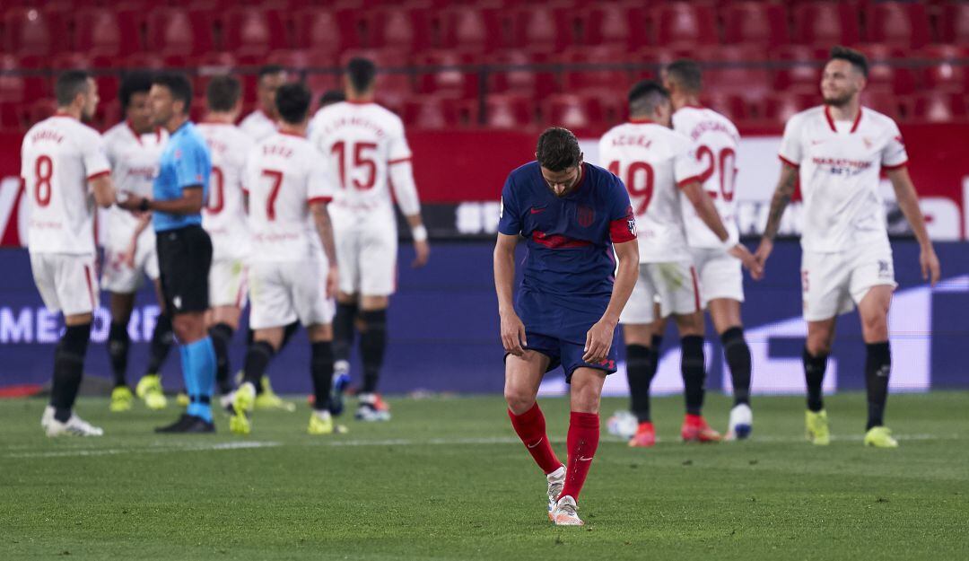 Atlético de Madrid pierde con Sevilla y se aprieta la lucha por el título