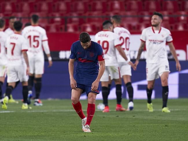 Atlético de Madrid pierde con Sevilla y se aprieta la lucha por el título