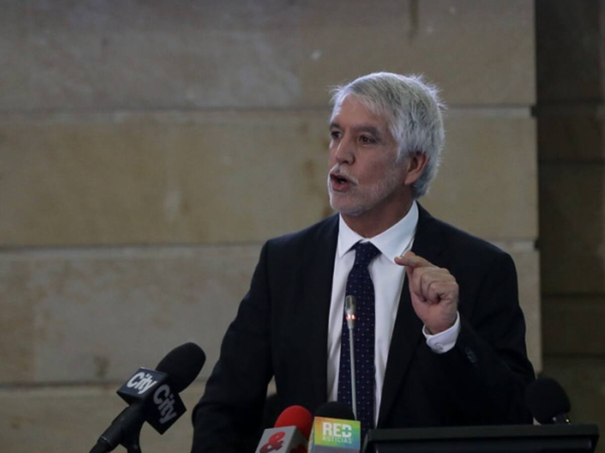 Peñalosa propone impuesto a vehículos particulares