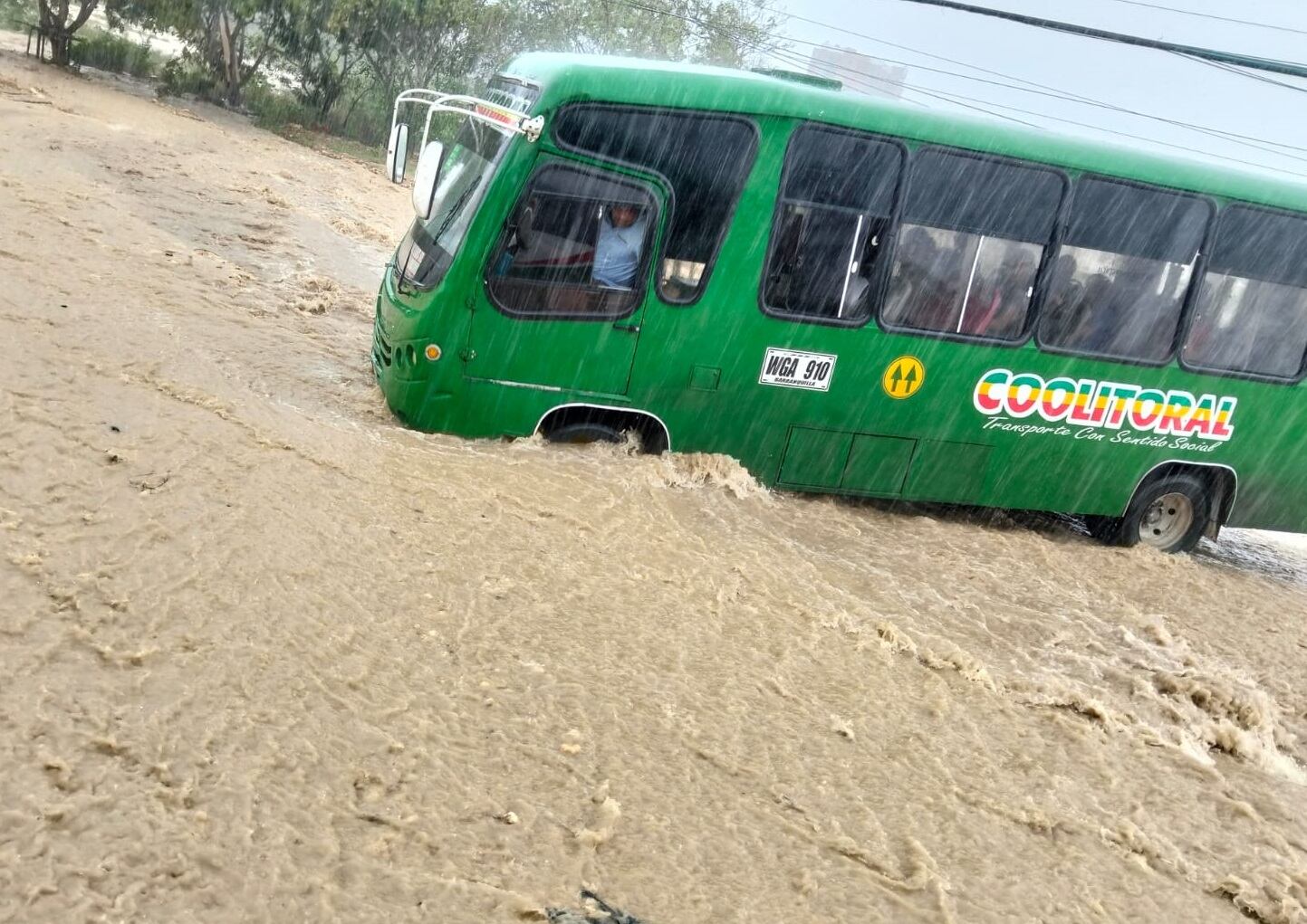 Bus arrastrado por arroyo. Foto: cortesía.