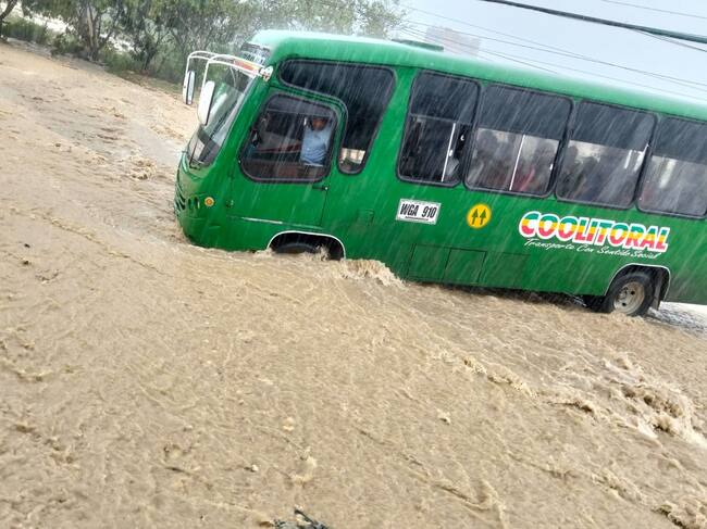 Bus arrastrado por arroyo. Foto: cortesía.