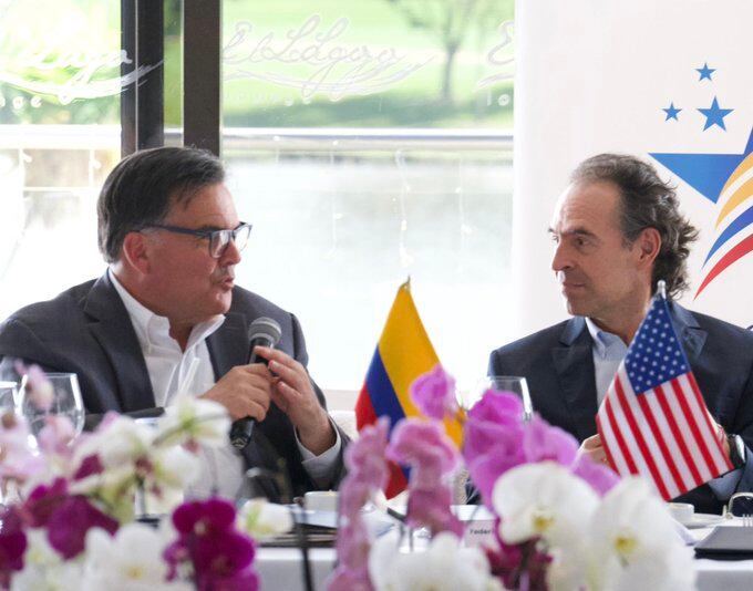 Embajador de los Estados Unidos y el alcalde de Medellín.