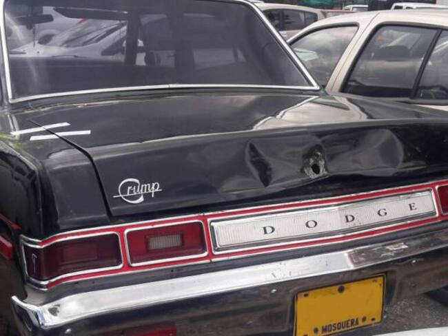 Hallan dos cadáveres dentro de vehículo en patios de tránsito