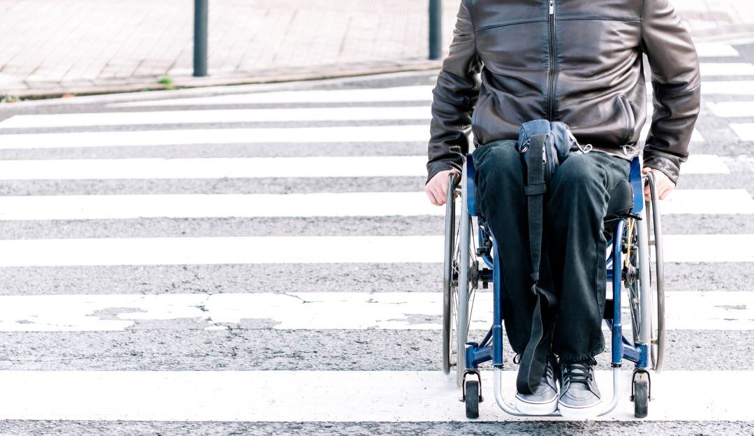 Los tres pacientes, que no podían mover ni sentir las piernas, volvieron a caminar tras recibir un implante en su médula espinal.