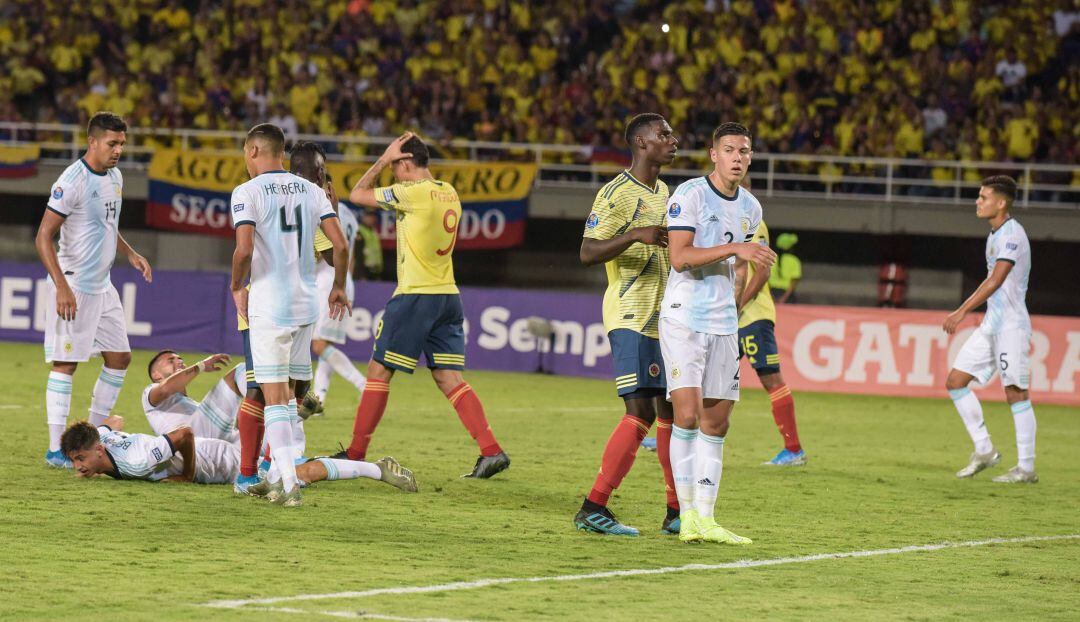 Colombia en su último duelo contra Argentina en la primera fecha del Preolímpico.