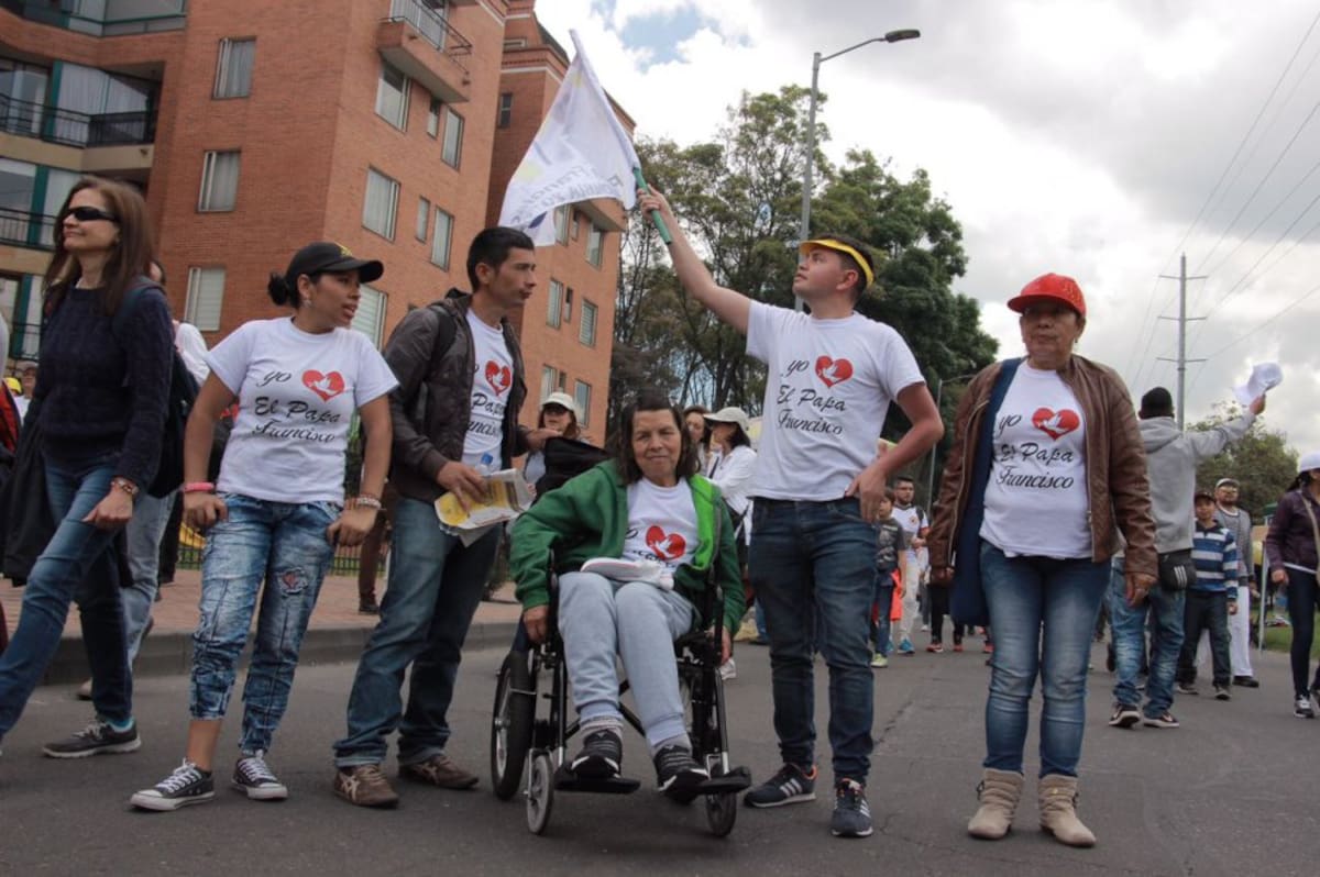Con pancartas y cantos feligreses esperan al sumo pontífice