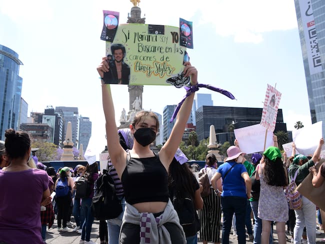 MEXICO CITY, MEXICO - MARCH 8, 2022: People attend an International Women&#039;s Day demonstration against gender-based violence and femicide, on March 8, 2022 in Mexico City, Mexico. (Photo credit should read Carlos Tischler / Eyepix Group/Future Publishing via Getty Images)
