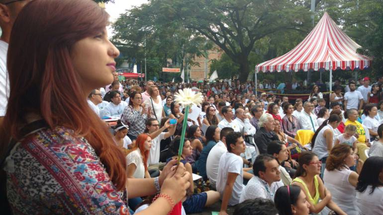 Asistentes congregados en Medellín para ver firma de acuerdos.