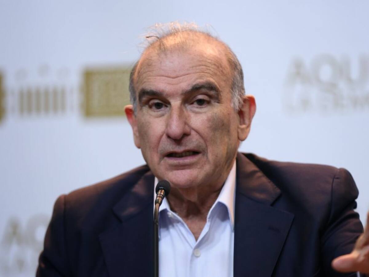 Denuncian a funcionarios de CNE por cuentas de campaña de De la Calle