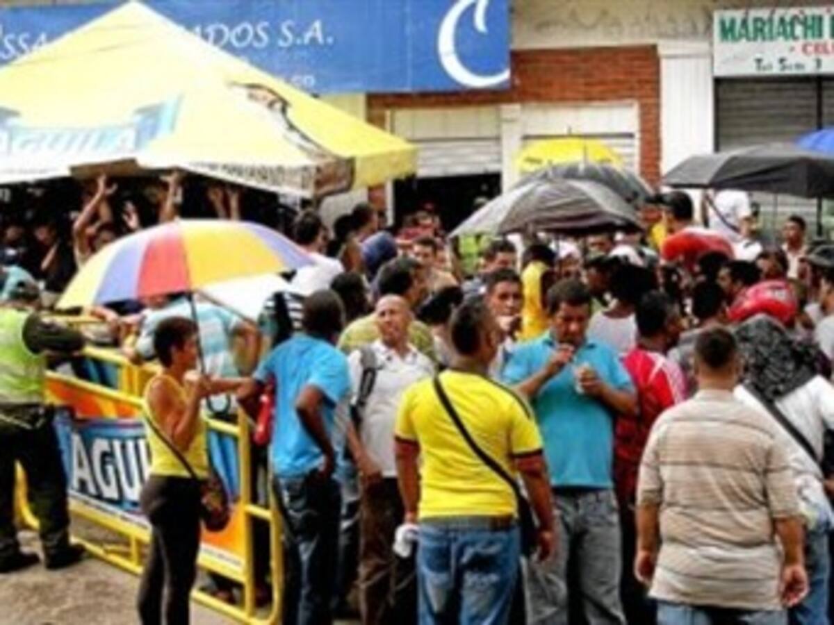 Siguen filas en busca de boletas para el partido Colombia - Chile