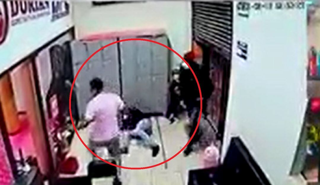 VIDEO: Lo iban a robar, pero no sabían que sabia artes marciales