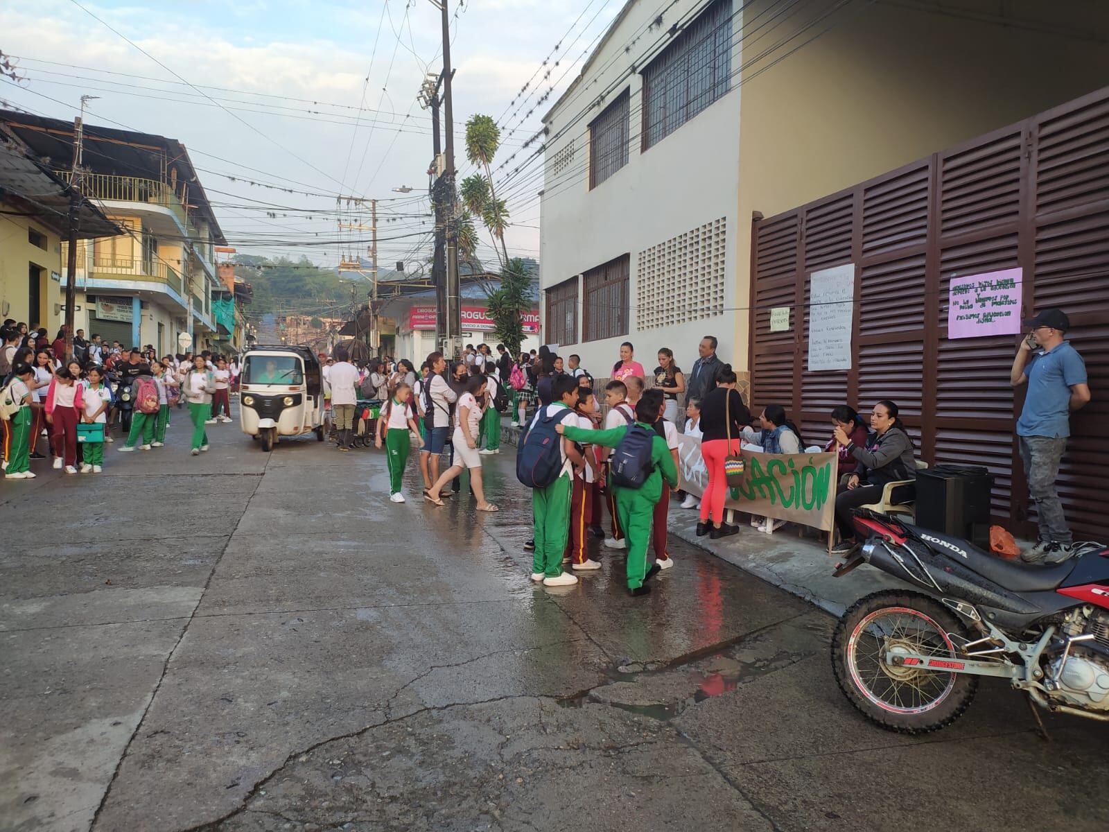 Persiste el paro en Rovira ante la falta de docentes en esa zona del Tolima.