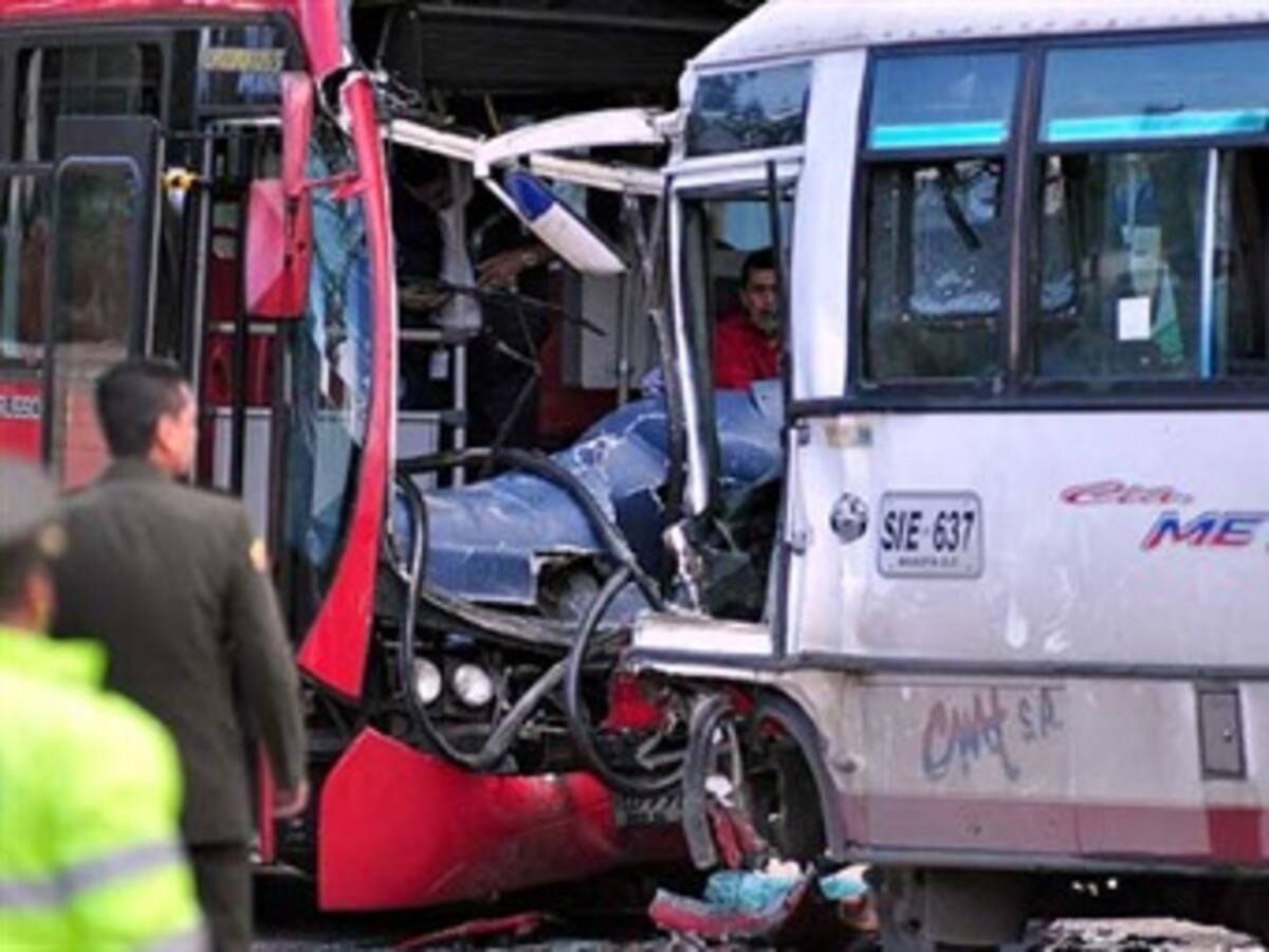 Crítico uno de los heridos del accidente entre una buseta y un Transmilenio