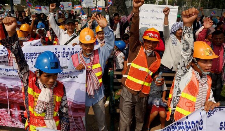 Personas se manifiestan este martes 1 de mayo de 2018, en Nom Pen, Camboya.