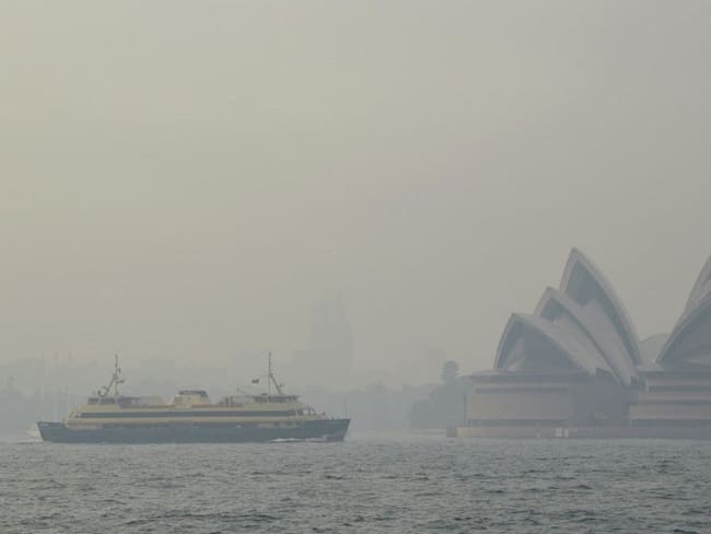 Sidney amanece bajo capa de humo y cenizas tras incendios forestales