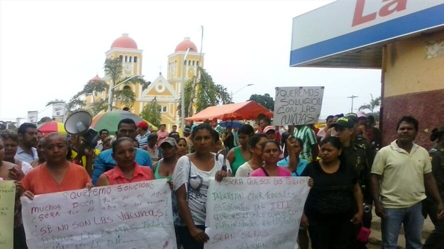 Manifestaciones de los padres de las niñas supuestamente afectadas por la vacuna en El Carmen de Bolívar. Foto: Leidys Riveros - W Radio