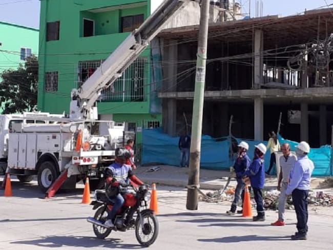Retiran postes que estaban en la mitad de una vía en barrio de Soledad