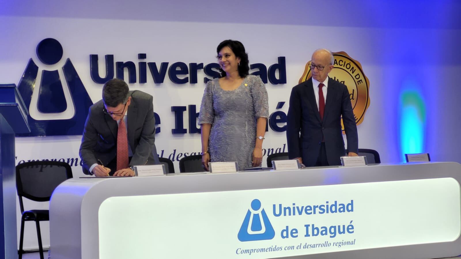 Roberto de la Vega tomando posesión como rector de la Universidad de Ibagué
