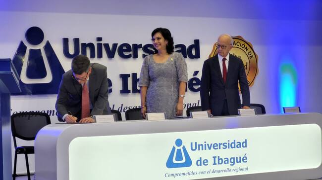 Roberto de la Vega tomando posesión como rector de la Universidad de Ibagué