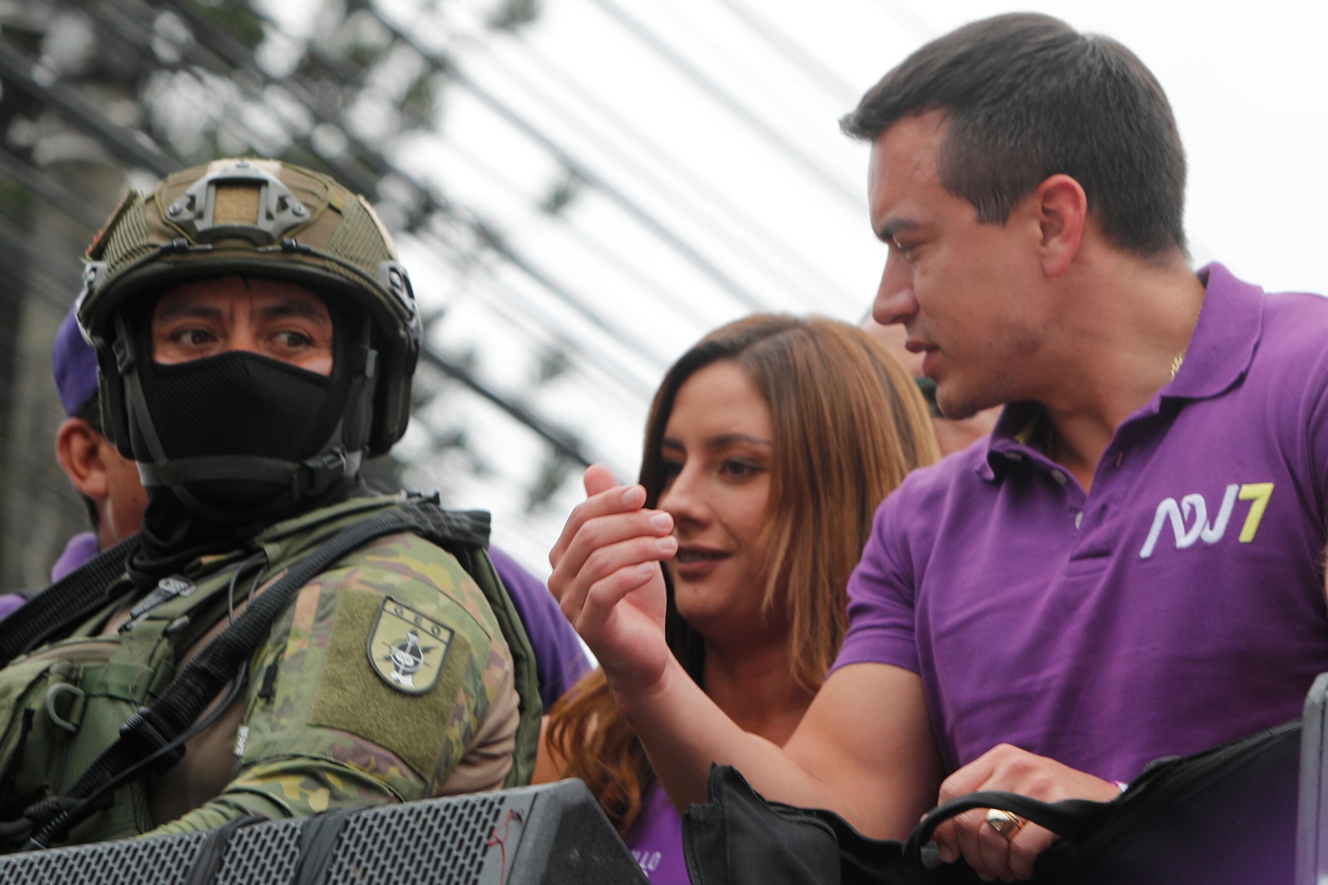 AMDEP1921. GUAYAQUIL (ECUADOR), 06/02/2025.- El presidente de Ecuador y candidato a la reelección por el Movimiento Acción Democrática Nacional (ADN), Daniel Noboa (d), participa en una caravana con motivo de su cierre de campaña este jueves, en Guayaquil (Ecuador). EFE/ Carlos Durán Araújo