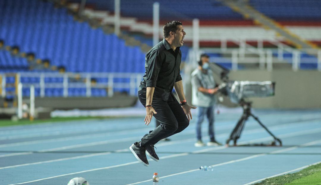 Juan Cruz Real, DT del América de Cali, en la final de ida ante Independiente Santa Fe.