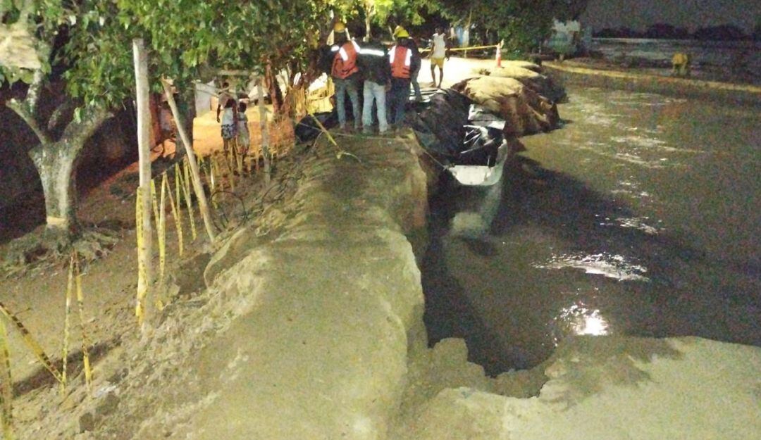 La socavación destruyó cuatro metros del jarillón sur en el barrio Girardot y las aguas amenazan con ingresar a las calles