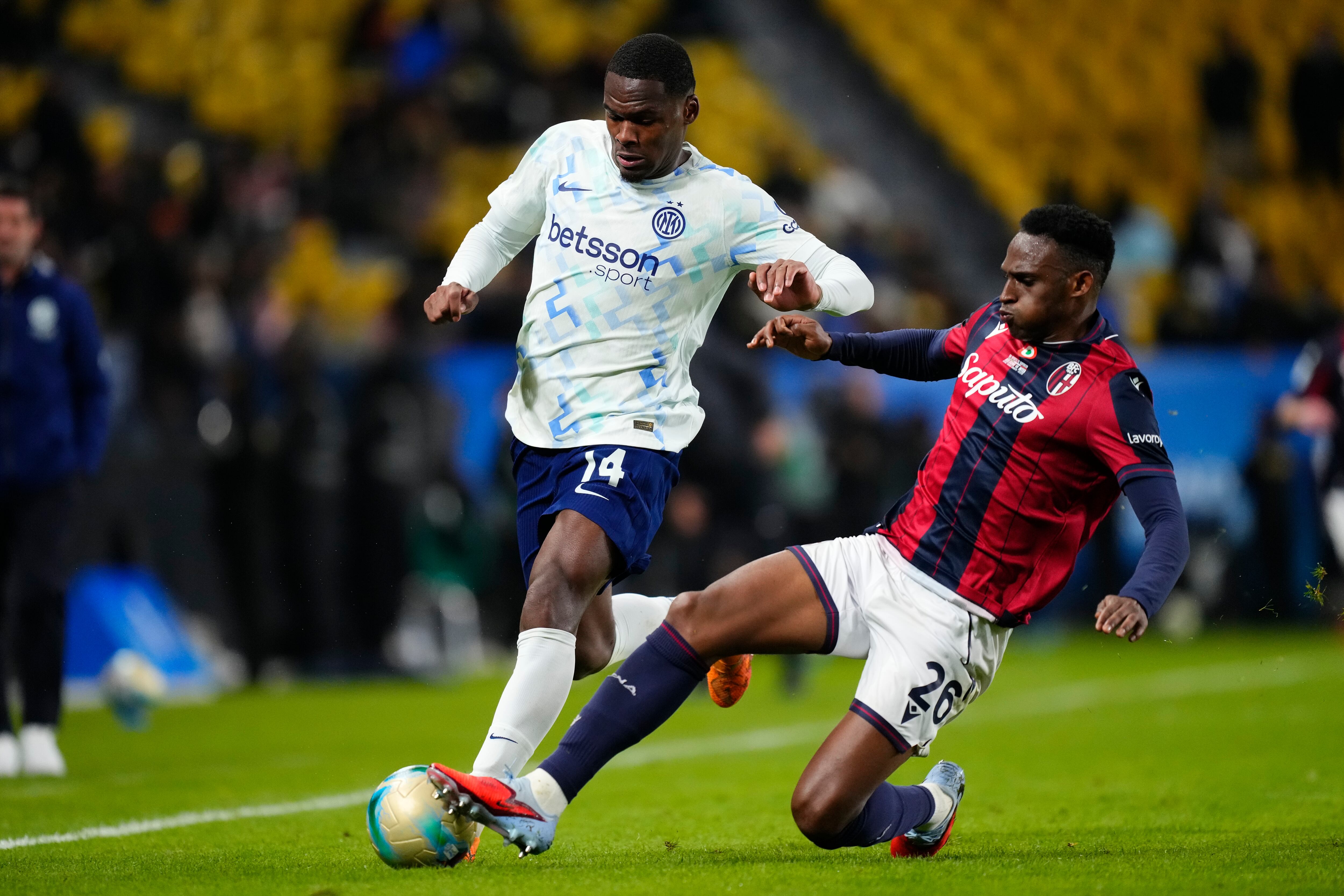 Jhon Lucumi jugador de Bologna en la semifinal de la Supercopa Italiana / Getty Images