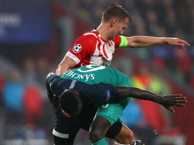 Tottenham, con Dávinson Sánchez, consiguió un empate ante el PSV