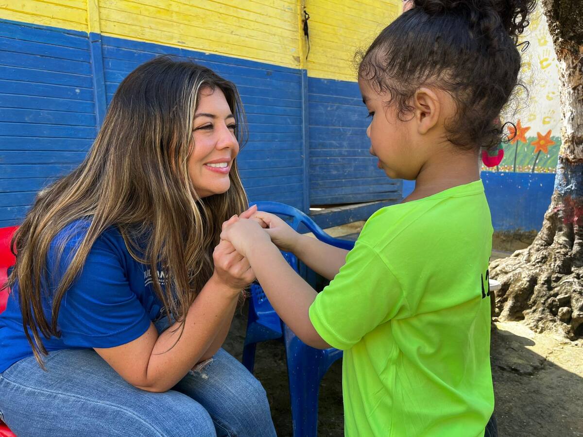 Juliana Aray lidera campaña de entrega de alimentos en barrios de Cartagena
