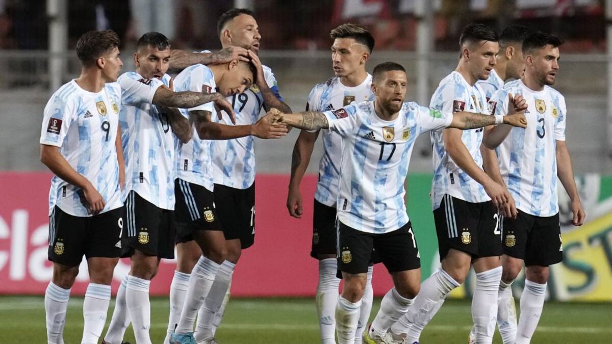 Argentina sin Messi gana y deja a Chile con un pie fuera del Mundial