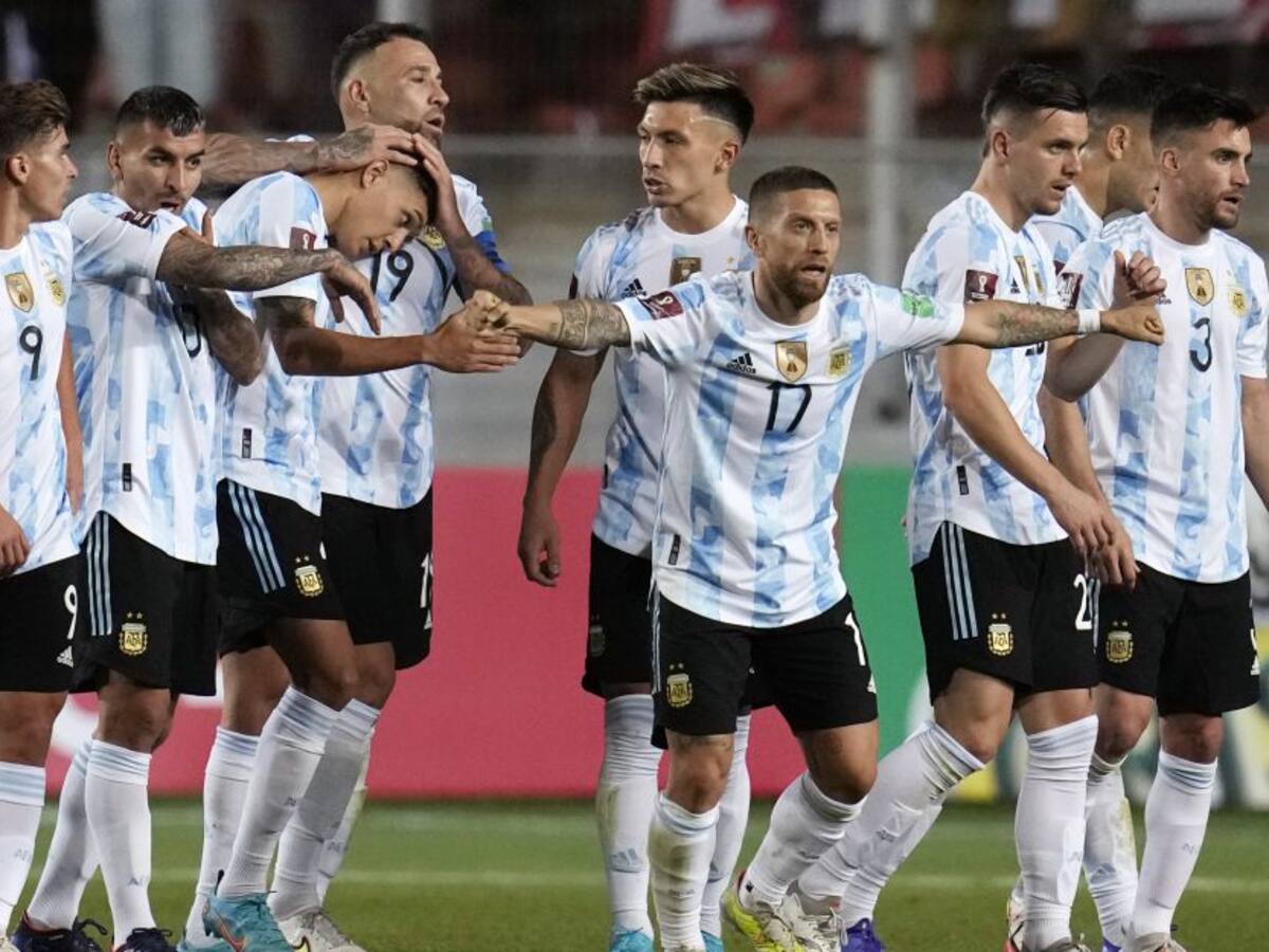Argentina sin Messi gana y deja a Chile con un pie fuera del Mundial