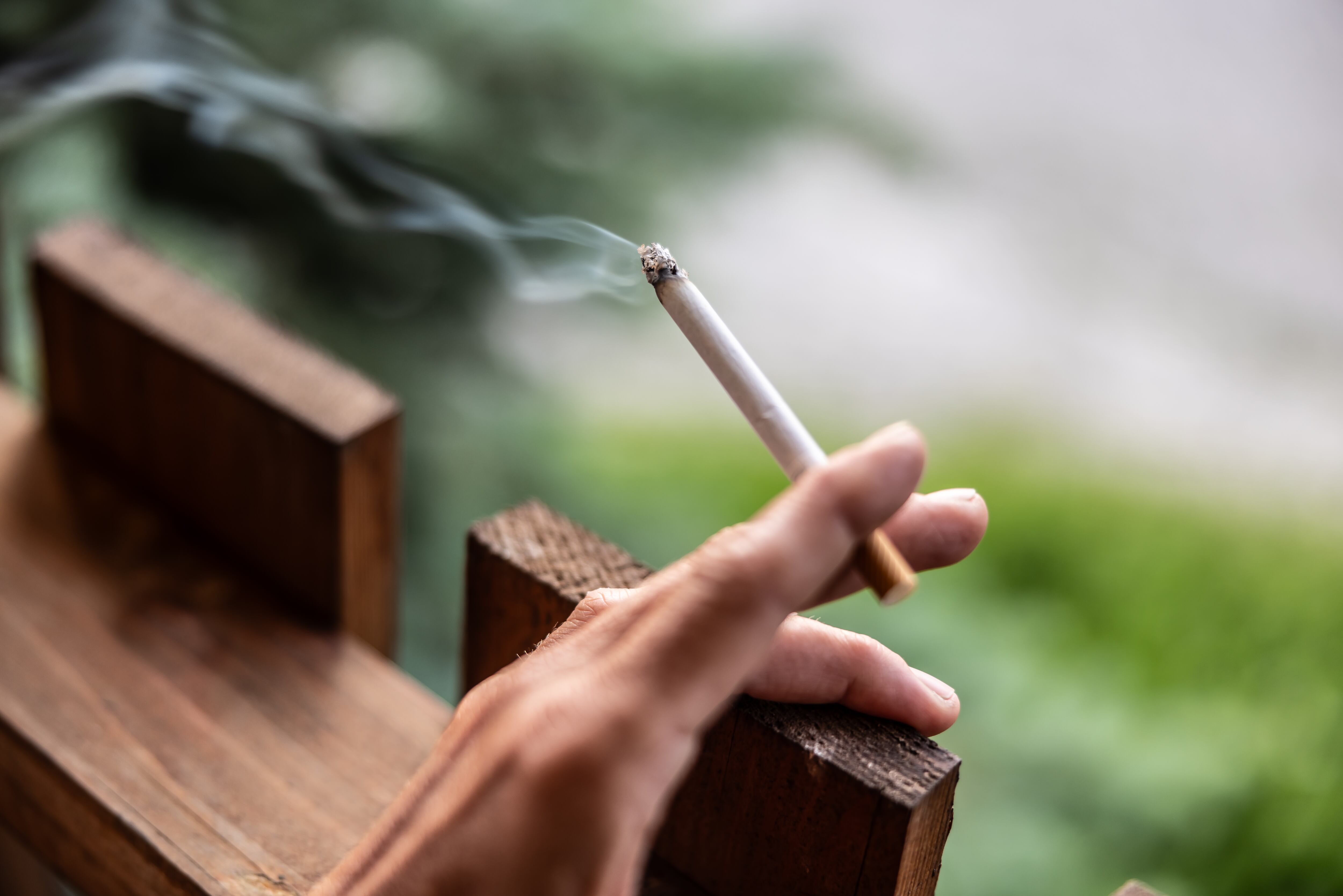 Qué dice la Ley sobre fumar en espacios privados: Casos que podrían prohibirlo, Código de Policía. Foto: Getty Images